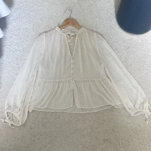 Populär Zara blus  - Säljer denna då jag inte andvänt den så jätte mycket. Den är jätte skön och snygg passar till allt!