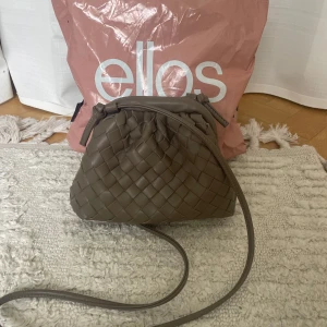 Flätad axelväska från BOW19  - Säljer min helt nya väska från BOW19. Har kvar påsen jag fick den i och allt som är i. Aldrig använd. Nypris 599kr. 🌸Säljer pga jag köpte en annan. Sista bilden är samma fast i en annan färg. Tror inte den här färgen säljs längre. 💗💗💗Tveka inte om frågor!💞