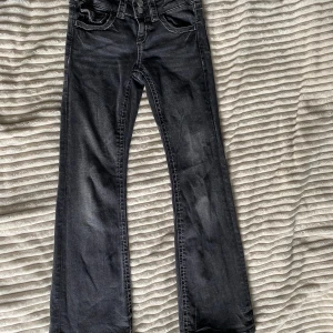Svarta bootcut jeans Gina Tricot 146 - Snygga svarta jeans från Gina Tricot i storlek 146. Jeansen har bootcut-modell med raka ben som blir lite utsvängda nertill och klassiska fickor både fram och bak. Tydliga kontrastsömmar och tillverkade i mjukt jeanstyg. Kommer från ett hem med katt. Hör av dig om du har fler frågor.