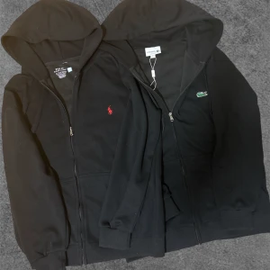 Ralph Lauren hoodie  - Ralph Lauren Storlek: L Skick: Oanvänd Såld ❌                       Lacoste hoodie Storlek: L Skick: Oanvänd Kvar ✅             Pris: Obs! 1 st 300 kr