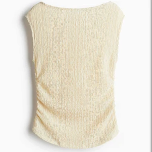 Topp - Superfin beige topp köpt på HM som aldrig kommit till användning, prislapp kvar och allt! Inte mina bilder, skriv om egna önskas!💕