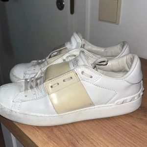 Valentino Garavani Open  - Säljer dessa då dem inte används sen förra sommaren,  passar perfekt till streetwear eller casual outfits. Kan gå ner i pris vid snabbt köp 💕