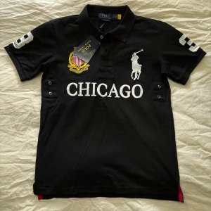 Chief Keef Polo🥶 - Svart t-shirt från Polo Ralph Lauren med broderad logga, stort CHICAGO-tryck och emblem på bröstet. Nummer 3 på ryggen och ärmen. Klassisk pikékrage och korta ärmar. Slim fit-modell i bomull. Den är S men passar även Xs