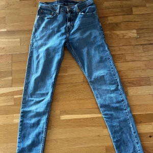 Levi's 512 ljusblå jeans W28 L32 - Säljer ett par Levi's 512 jeans i ljusblå denim. Jävligt grisch.Modellen har smal passform med klassiska fem fickor, dragkedjegylf och snygga sömmar. Perfekta för dig som gillar en clean och tidlös look. Materialet är 100% bomull.