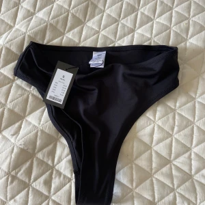 Svart bikiniunderdel från Lager 157 - Svart bikiniunderdel från Lager 157. Snygg och enkel design utan mönster. Aldrig använd eller testad då jag köpte fel modell. Pris kan diskuteras💕