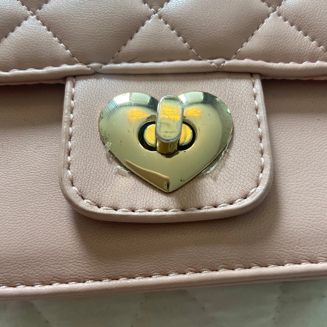 Rosa quiltad axelväska med hjärtspänne - 2