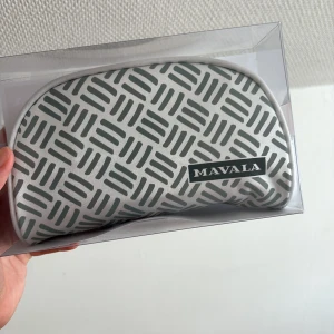 Mavala nagelkit - Snygg necessär från Mavala i vitt med grått grafiskt mönster och logga framtill. Ingår en massa nagelprodukter och ett läppstift. Se nästa bild för mer info om vilka specifika produkter. Helt oanvänd då jag inte använder sånt.