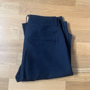 Svarta kostymbyxor - Svarta kostymbyxor från Bikbok i modellen Vilma. De har medelhög midja och raka ben