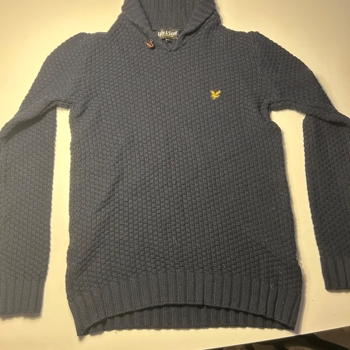 Blå stickad tröja från Lyle & Scott