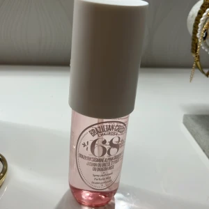 Sol de janerio 68   - Fräsch parfymmist med doft av brasiliansk jasmin och pink dragonfruit. Perfekt för dig som gillar söta och blommiga dofter med tropisk känsla. Aldrig använd endast testad 