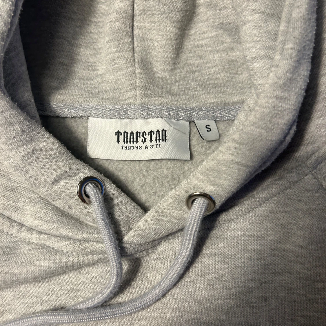 Grå hoodie Trapstar med broderad text - 2