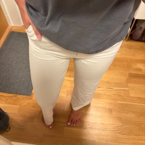 Vitbeiga kostymbyxor från H&M - Fina kostymbyxor från HM med hög midja! Jag är 166cm lång! 