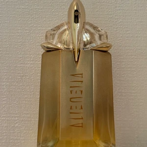Mugler Alien Goddess Eau de Parfum Refillable - 60 ml, nästan helt full. Mängden kvar är markerad med ett svart streck på bild nr 2. 