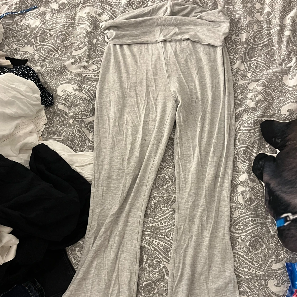 Ljusgrå yogapants med bootcut