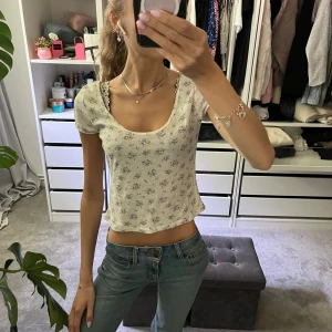 Söt topp - Suupersöt blommig topp från hm med låg rygg bak💓💓
