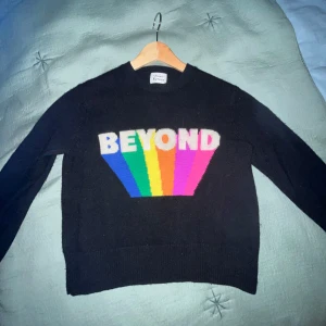 Svart stickad tröja från From Future - Säljer min jättefina fromfuture tröja i jätte bra skick men använder inte så mycket i storlek S