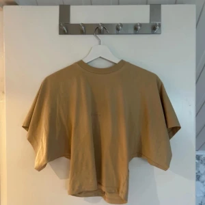 Avoora topp - Storlek 32 i den beiga modellen