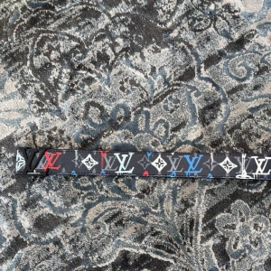 svart skärp med logga - Snyggt svart bälte i skinn med färgglada loggor i rött, blått och vitt samt ikoniska monogramdetaljer. Bältet har en svart spänne och är tillverkat i Spanien. Perfekt för att lyfta vilken outfit som helst. Aldrig använt helt nytt säljer för 509