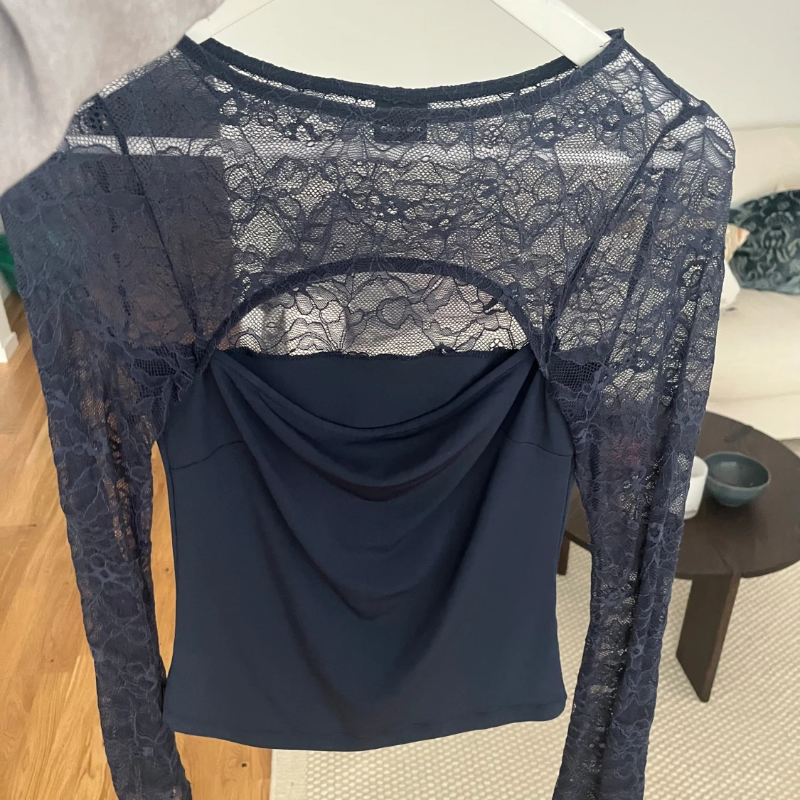 Mörkblå spetsblus  - 1