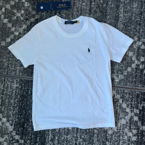 Vit ralph lauren t shirt  - Helt ny ralph lauren tröja i vit, passar jätte bra. Storlek S, kom dm för frågor👍🏼