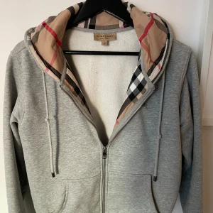 Burberry zip hoodie - Grå burberry zip hoodie, storlek M men liten i storlek. (Inte äkta)