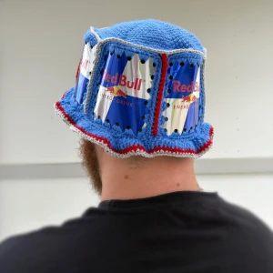 Ölhatt - Redbull - 🤍 Ölhatt av sorten - Redbull  🤍 Virkad av mig 🫶🏻  🤍 Priset är EJ diskuterbart, tack för att du visar förståelse för det.   🤍 Jag virkar på beställning, skicka DM här eller på Instagram (@virkningbynadja) vid intresse. 