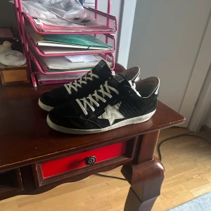 Golden goose skor  - Säljer mina golden goose ballstars | storlek - 42    | skick -  bra, finns en lagning | bara skor kommer med | skriv om ni undrar över något! 🥳
