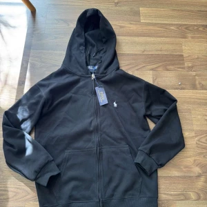 Svart zip-up från Polo Ralph Lauren -  Storlek L. Sitter för litet för mig då jag missbedömde storlek så säljer vidare lite billigare! 