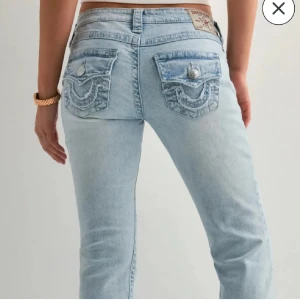 SÖKER!!! - Någon som kan tänka sig att sälja dessa jeans från true religion till mig? Storlek 25