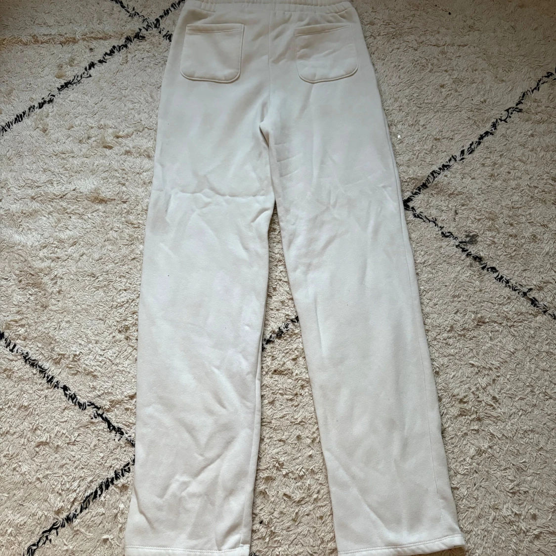 Vita mjukisbyxor med snörning  - 2