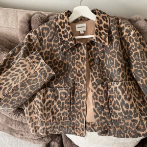 Leopardmönstrad jeansjacka från Kappahl - Super fin jeans jacka, aldrig använd!!