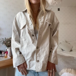 Oversized vit denimjacka - ❤️REA❤️ Lägger ut igen, nu med lägre pris! 3 för 2 gäller på alla annonser. Billigaste på köpet☺️ Kan även ge större rabatt vid köp av fler plagg än så, allt ska bort!