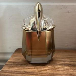 Alien Mugler godess 30ml - Alien Mugler godess  i 30ml, inte alls mycket använd se bild tre. Nypris 995kr