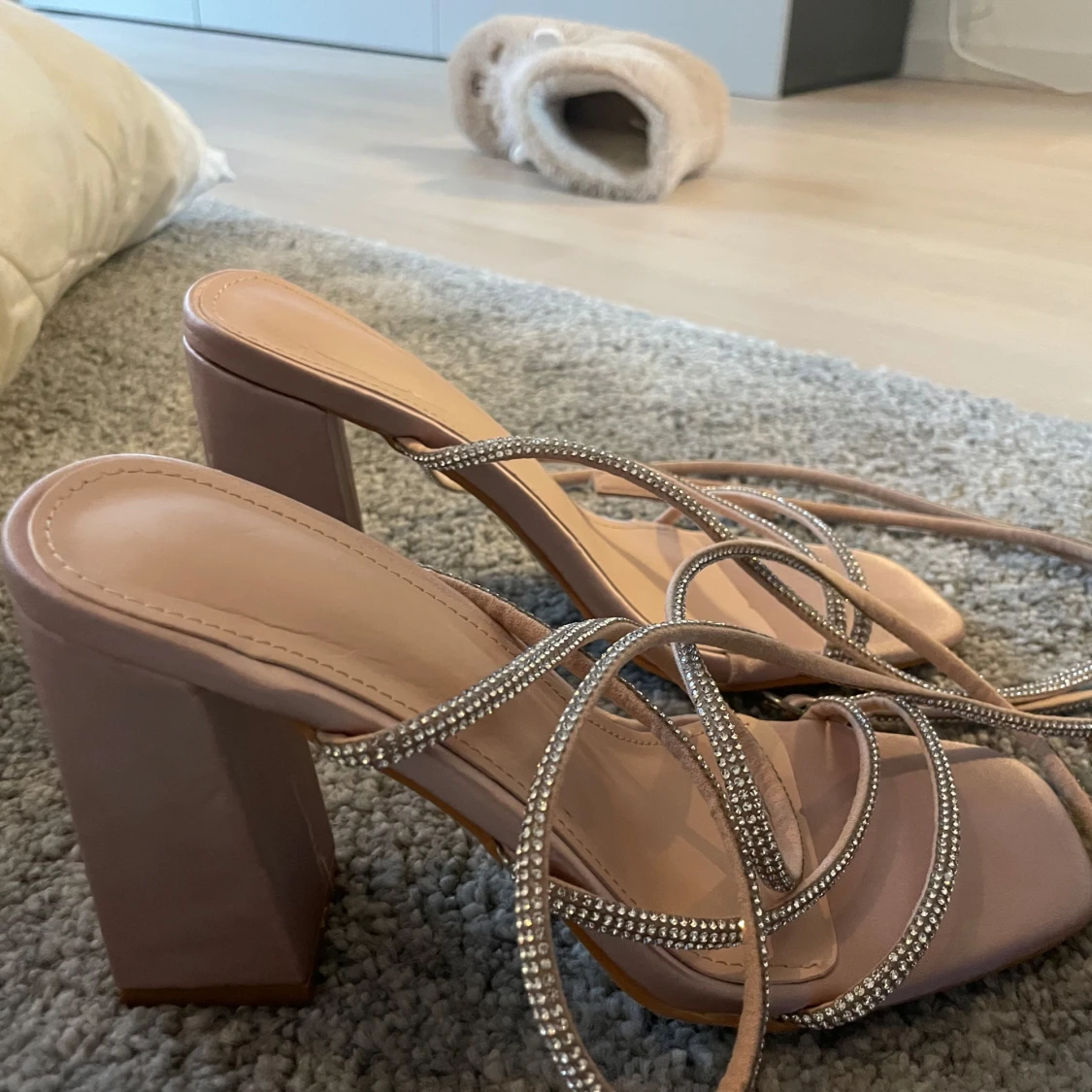 Beige sandaler med strass och klack