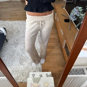 Soft goat mjukisbyxor  - Sköna mysiga mjukisbyxor i cashmere, knappt använda. Saknar lapp med storlek men jag skulle säga M, jag är 170 cm lång