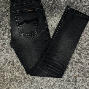 Nudie Jeans Lean Dean  - Säljer nu ett par svarta jeans från Nudie i mycket bra skick och storlek 26/30. Det är i modellen Lean Dean som ska motsvara slim fit. Perfekta för både vardag och fest! Kom gärna med frågor och priset är inte hugget i sten!