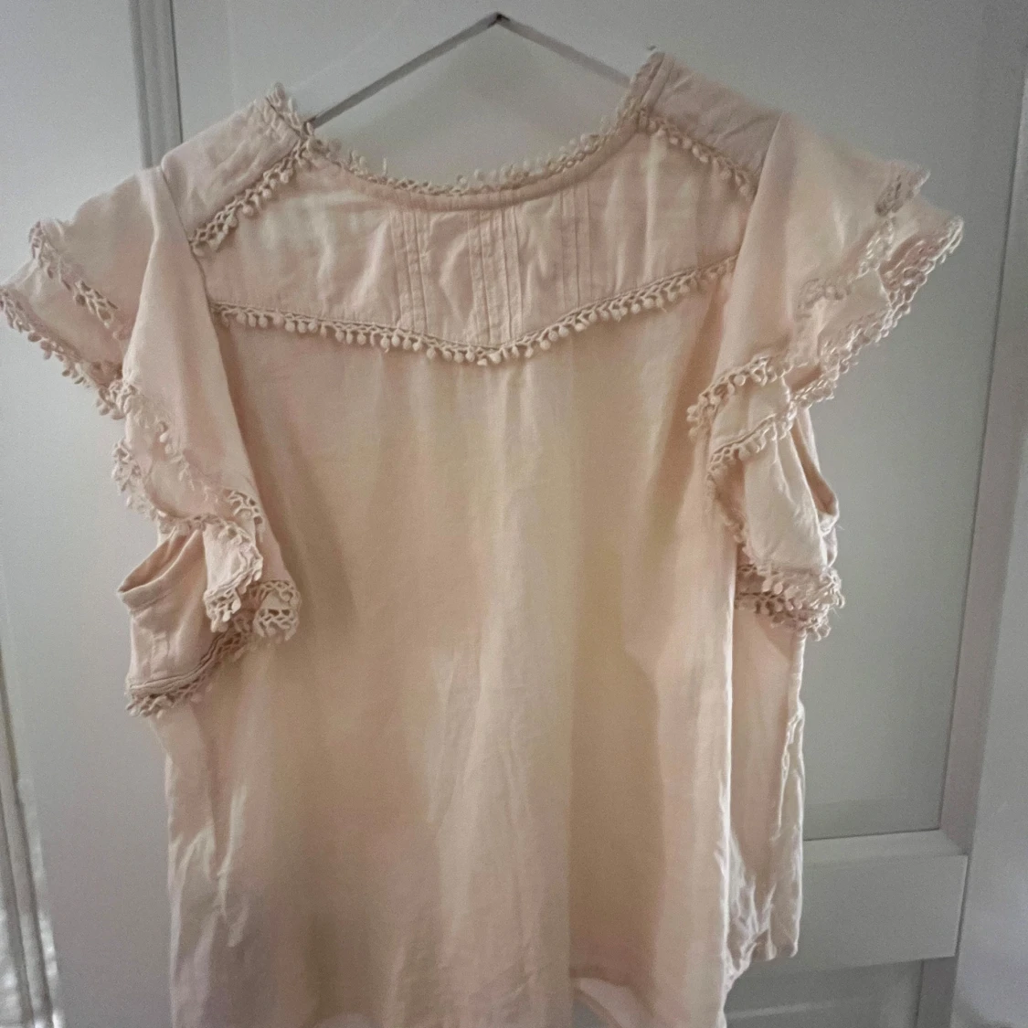 Beige blus med spets från Mango