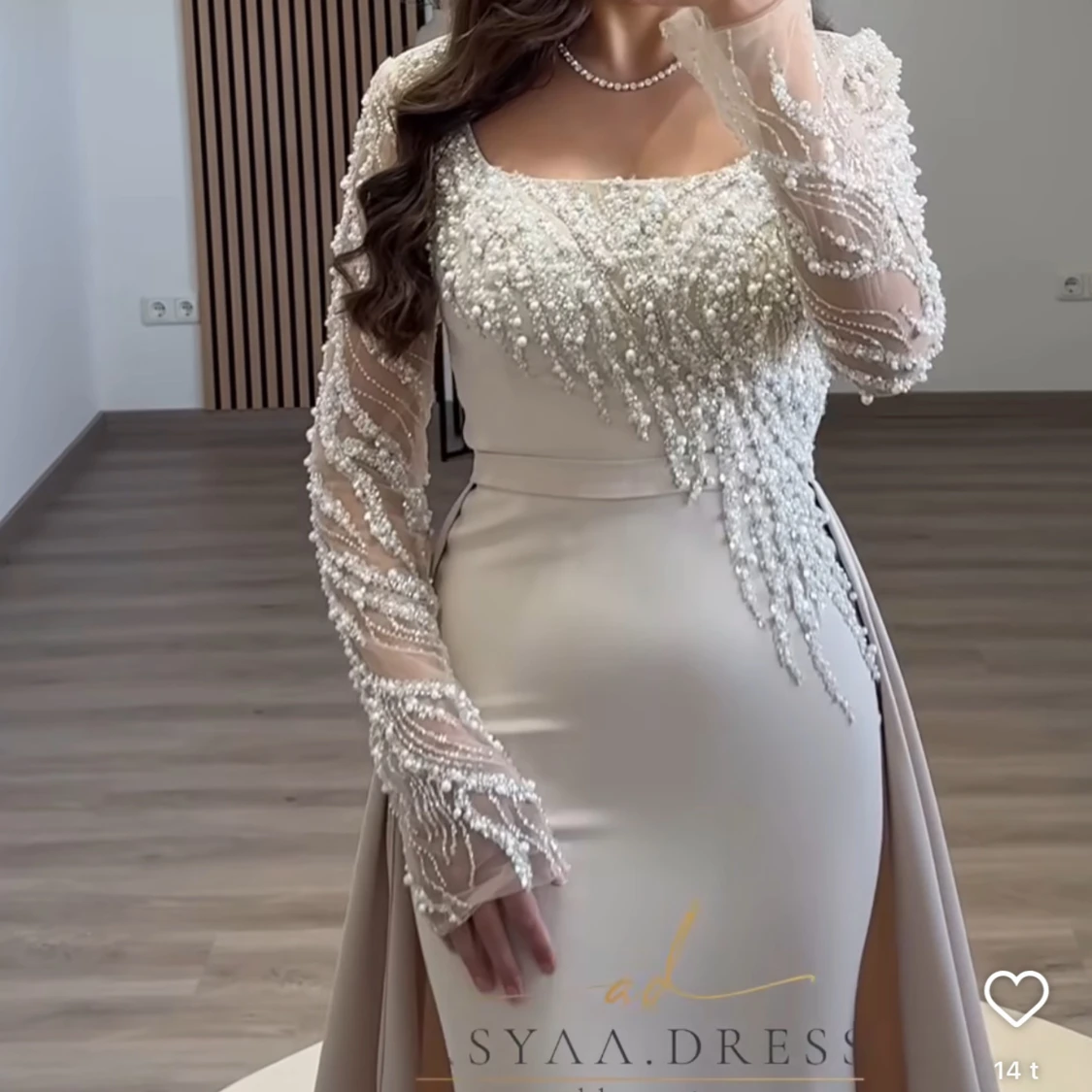 Champagnefärgad långklänning med pärlor - 1