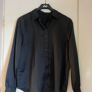 Skjorta i sidenmaterial - Användbar skjorta från Gina Tricot i storlek 38. Funkar även för mindre storlekar om man vill ha den lite oversize💕