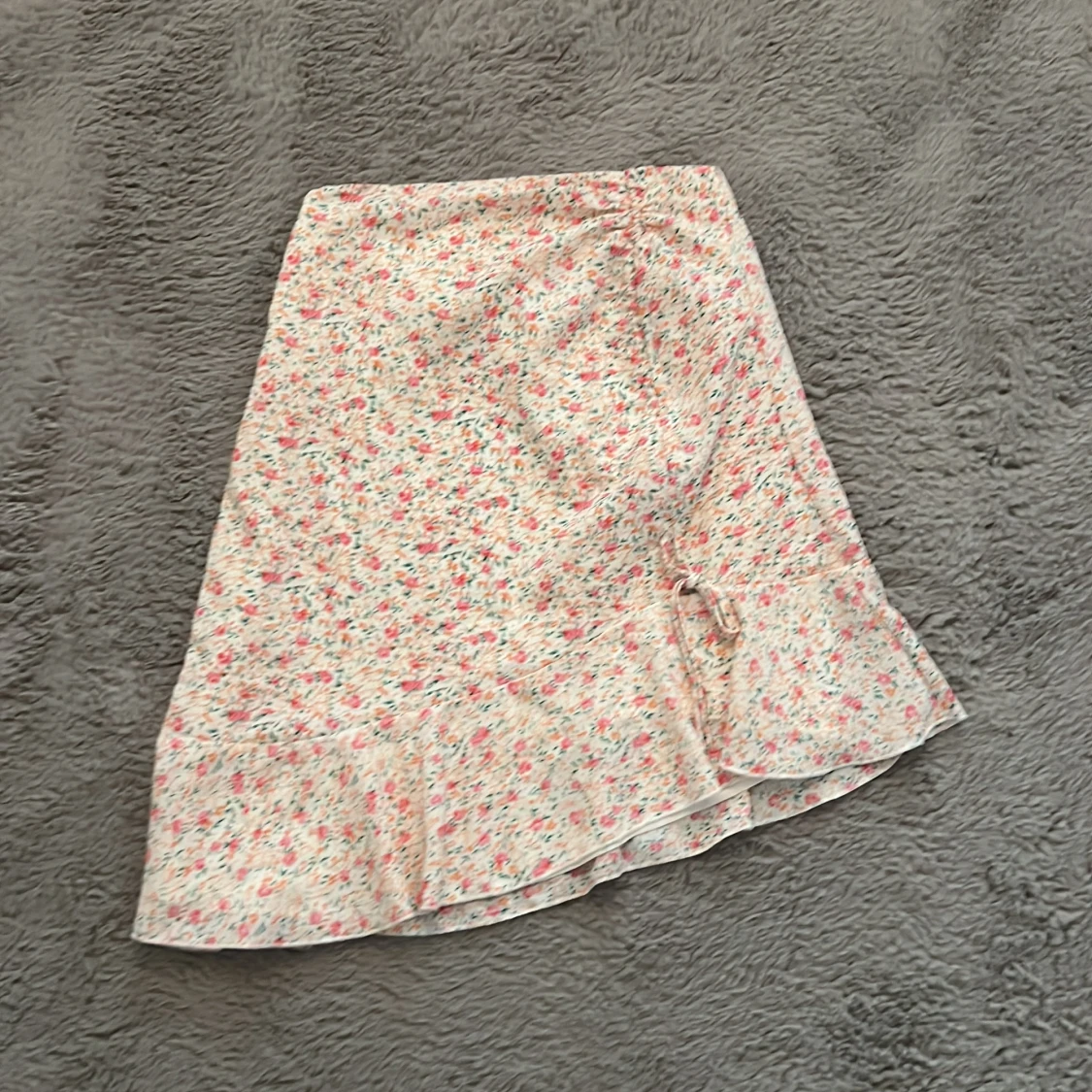 Blommig omlottkjol med volang