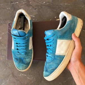 Valentino Flycrew Ljusblå - Snygga Valentino Flycrew sneakers i blå mocka med vita skinnpaneler och blå snörning. Pris ej hugget i sten!