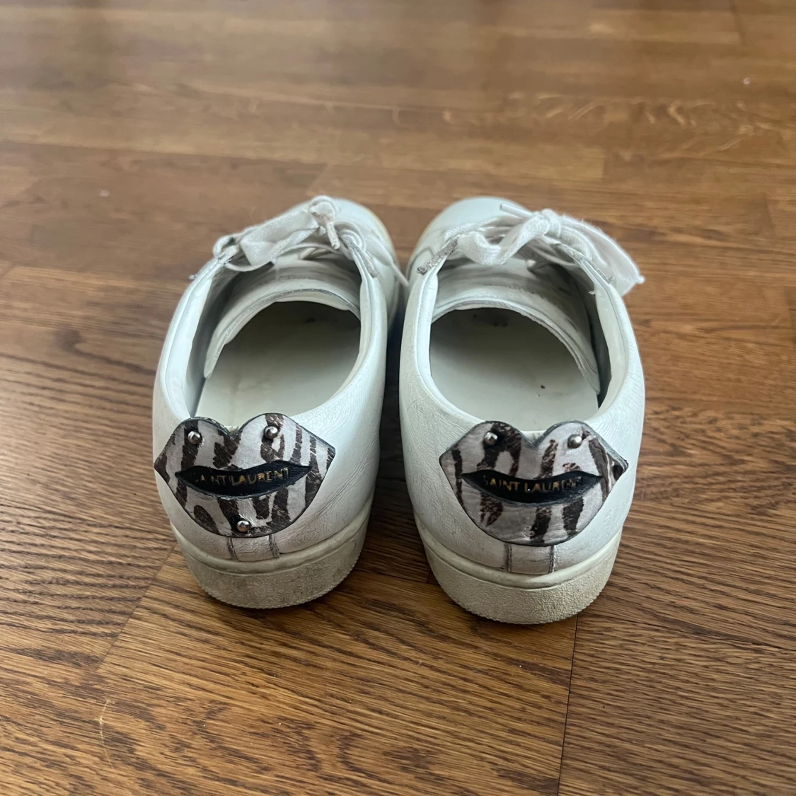 Yves Saint Laurent vita sneakers med zebra-detalj! - 1