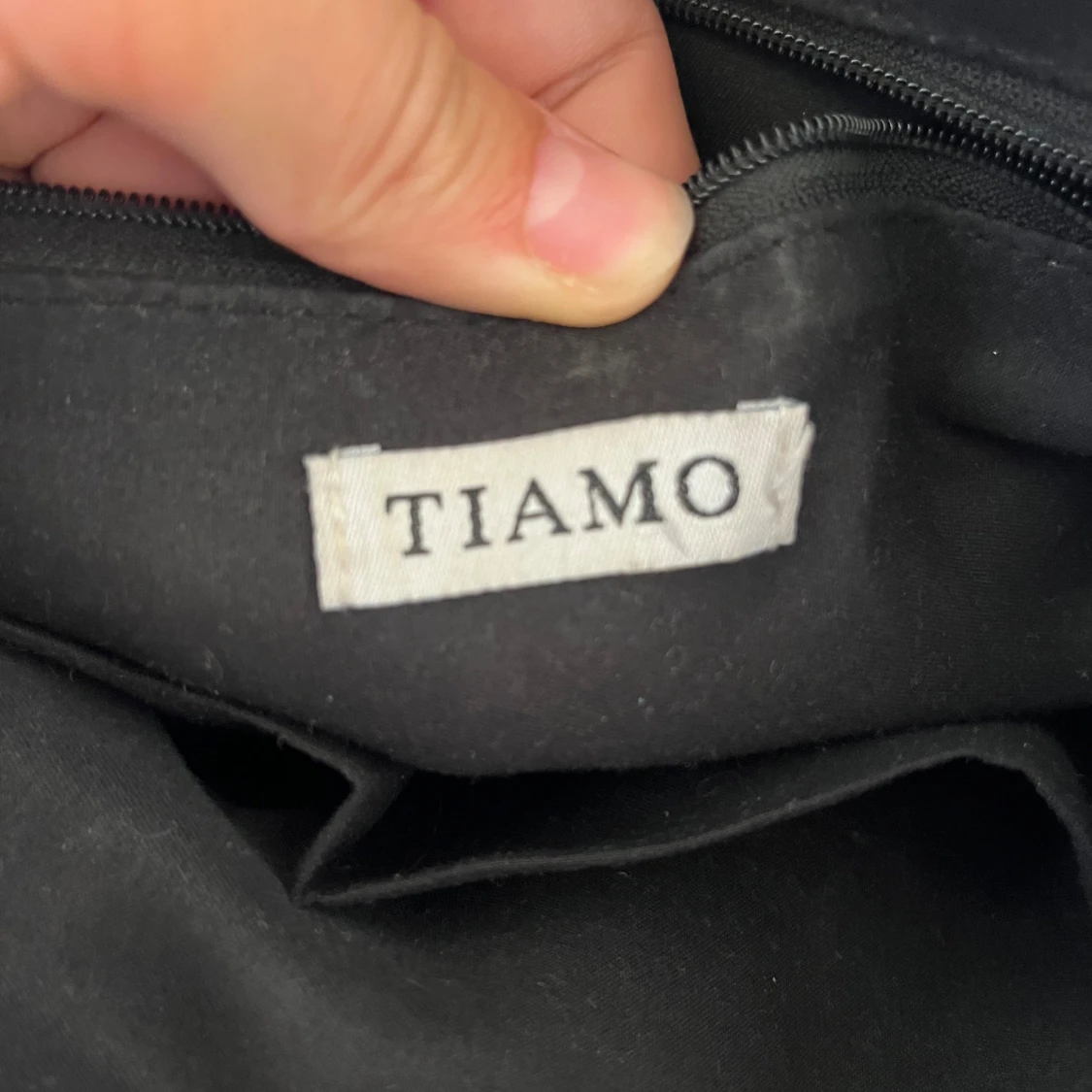 Svart axelväska med kedja från Tiamo - 3