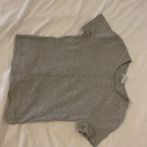 Grå basic t-shirt🤍 - En enkel grå t-shirt med rund hals och korta ärmar. Ifrån Gina i storlek XS💞