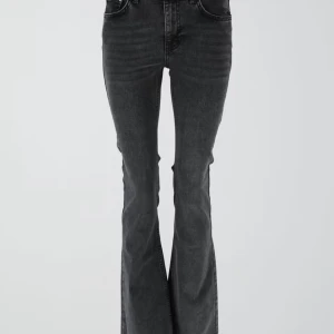 Svarta bootcut jeans med hög midja - Snygga svart gråa  jeans med bootcut-snitt och låg midja. Helt nya och har fickor bakifrån 