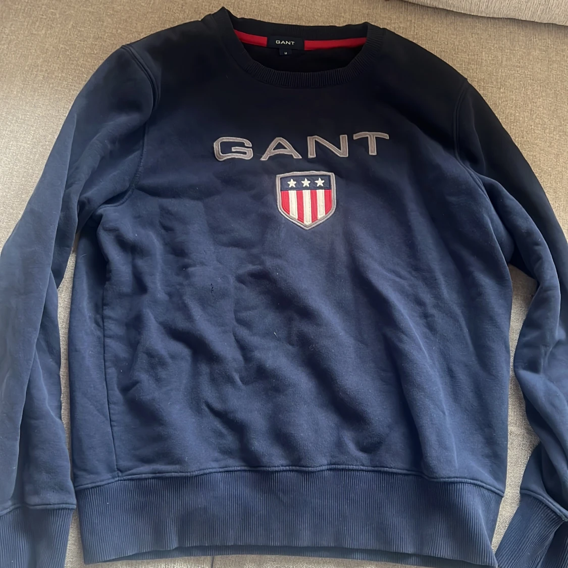 Mörkblå sweatshirt från GANT med tryck