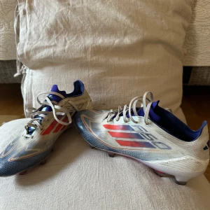 Adidas f50 pro - Adidas f50 pro i storlek 43 1/3. Underlaget är fg. Skicket är  helt okej, dom har används i ungefär 3,5 månader. OBS original sulan saknas!