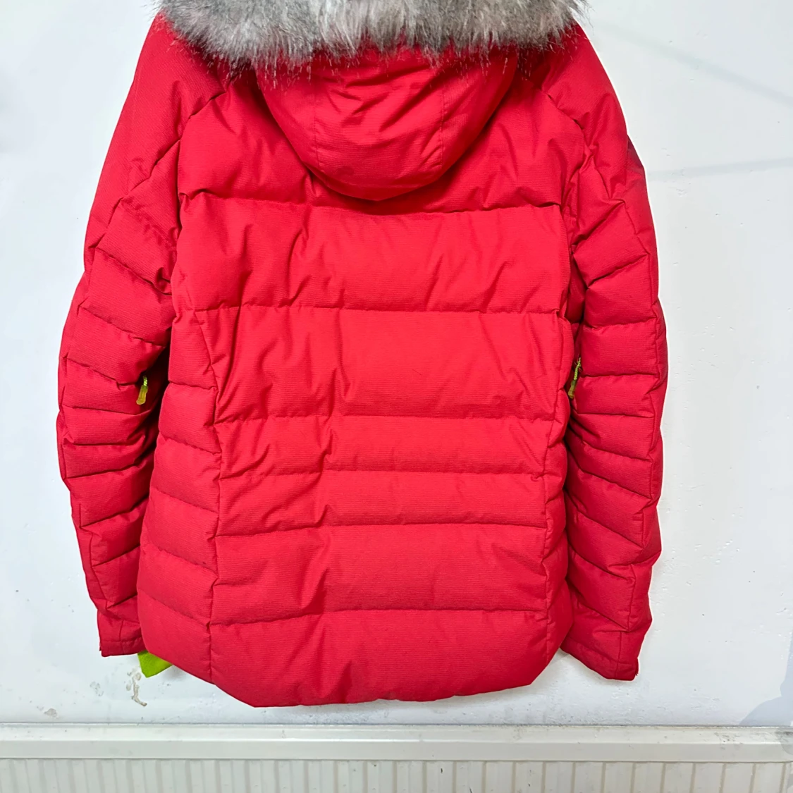 Röd dunjacka från Salomon, storlek L - 1