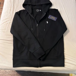Svart Ralph lauren zip tröja - Säljer min svarta Ralph lauren zip tröja storlek S, jätte skön och fin och matchar varje stil. 