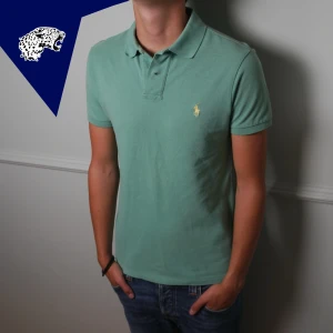 RALPH LAUREN PIKE - Ralph lauren pike i mesh tyg | Turkosgrön/blå färg | Skick: 8/10 | Strl: Passar XS (storleks lappen saknas)| Modellen är 180cm | Hör av dig vid frågor eller funderingar!